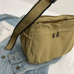 Borsa a tracolla in nylon impermeabile casual grande capacità borsa dumpling per l'uso.