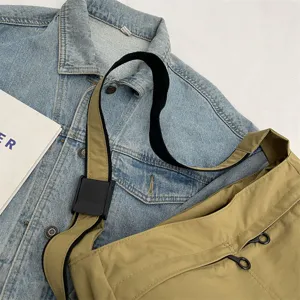 Borsa a tracolla in nylon impermeabile, grande borsa casual dumpling vista dettaglio.