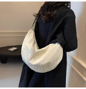 Vista dettagliata della borsa a spalla plissettata bianca, tessuto leggero, stile casual.