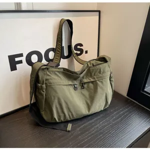 Borsa a tracolla in nylon verde impermeabile grande capacità borsa casual per uso quotidiano.