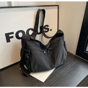 Borsa a tracolla in nylon impermeabile, borsa casual leggera e capiente per la vita di tutti i giorni.