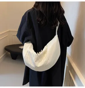Borsa a tracolla plissettata bianca casual da donna, elegante borsa minimalista.