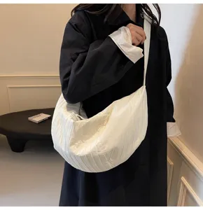 Dettaglio borsa a spalla plissettata bianca, borsa a tracolla casual minimalista.