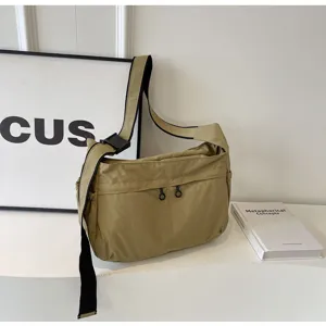 Vista dettagliata della borsa a tracolla casual impermeabile in nylon kaki, leggera.