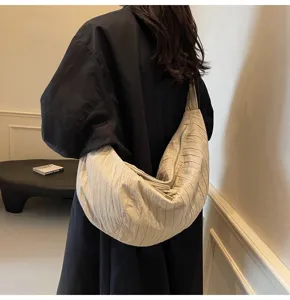 Vista dettagliata della borsa a tracolla plissettata casual in tessuto morbido quotidiano.