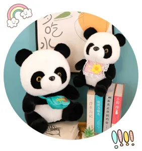 Adorable panda en peluche noir et blanc en détail, poupée en peluche douce pour cadeaux et déco.