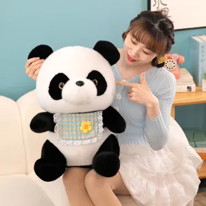 Adorable peluche panda avec bavoir à carreaux, animal en peluche douce vue principale.