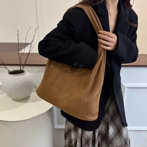 Bruine suède schoudertas voor dames, grote ruime shopper in casual stijl voor dagelijks.