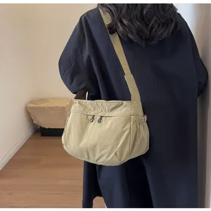Vista dettagliata della borsa a tracolla in nylon casual con bretella regolabile e tasca zip.