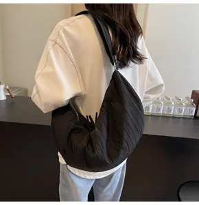 Borsa a tracolla nera plissettata casual e morbida in stile minimalista quotidiano