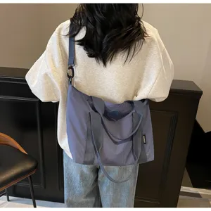 Gedetailleerd overzicht van de grote effen schoudertas tote tas voor dames, stijlvol.