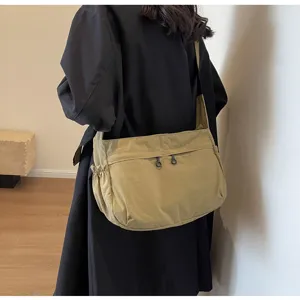 Borsa a tracolla in nylon impermeabile, grande borsa casual stile dumpling per uso quotidiano.