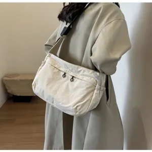 Vista dettagliata della borsa a tracolla in nylon casual con tracolla regolabile e tasche.