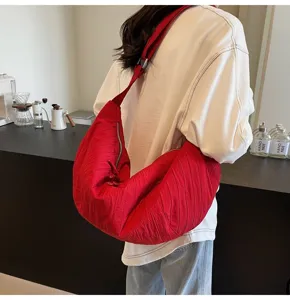 Borsa a tracolla pieghettata rossa borsa a sacco grande capacità casual per donne uso quotidiano.