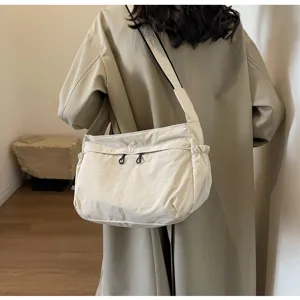 Vista dettagliata della borsa a tracolla in nylon impermeabile leggera indossata in modo casual.