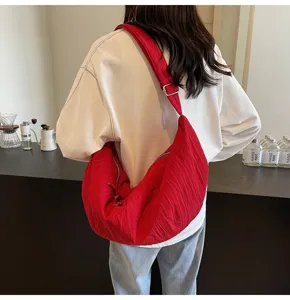 Borsa a tracolla plissettata rossa stile coreano, borsa in tessuto morbido e capiente.