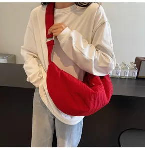 Borsa a tracolla pieghettata rossa dumpling, grande borsa casual versatile per donna.