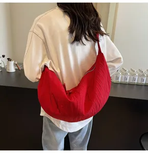 Vista dettagliata di una borsa a tracolla plissettata rossa, borsa casual alla moda.