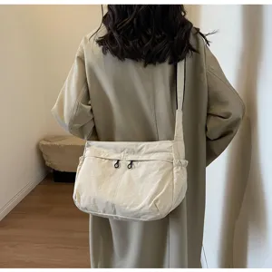 Dettaglio scena di borsa a tracolla in nylon casual, stile spalla quotidiano leggero