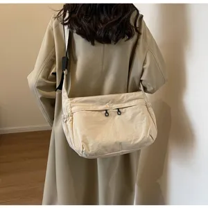Vista dettagliata della borsa a tracolla casual in nylon indossata sul dorso, capiente stile.