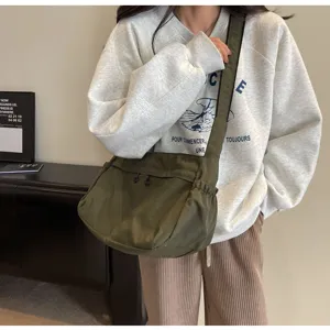 Dettaglio borsa a tracolla in nylon impermeabile, borsa casual leggera e pratica