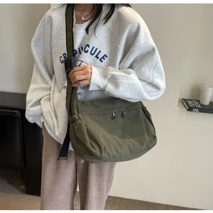 Borsa a tracolla in nylon impermeabile, grande borsa casual a dumpling per uso quotidiano.