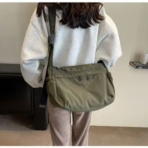 Borsa a tracolla in nylon impermeabile, grande capacità borsa sportiva casual elegante.