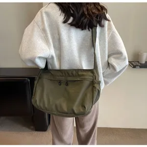 Borsa a tracolla in nylon morbido con grande capienza, perfetta per ogni stile quotidiano.