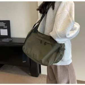 Borsa a tracolla in nylon impermeabile, grande capacità, borsa casual leggera e versatile.