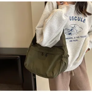 Vista dettagliata della borsa a tracolla in nylon impermeabile, leggera e casual.