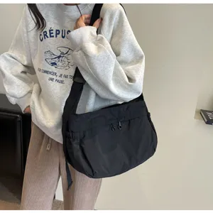 Borsa a tracolla in nylon impermeabile, grande borsa hobo casual per l'uso quotidiano.