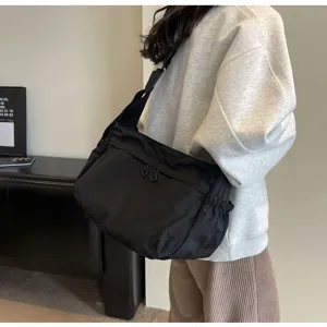 Borsa a tracolla in nylon impermeabile, grande borsa casual versatile per l'uso quotidiano.