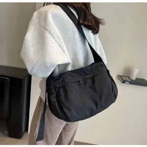 Vista dettagliata della borsa a tracolla nera in nylon casual, design leggero e pratico.