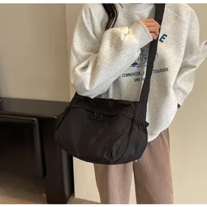 Borsa a tracolla impermeabile in nylon, grande borsa casual pratica per uso quotidiano.