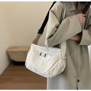 Borsa a tracolla casual in nylon, grande capacità borsa dumpling impermeabile per donna.