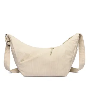 Beige corduroy halve maan schoudertas detail, met gladde rits en verstelbare schouderband.