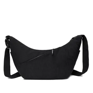 Zwarte corduroy schoudertas detail, casual halve maan crossbody tas met brede riem.