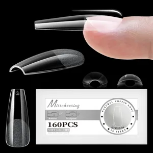 Vista detallada de uñas postizas de gel suave ataúd largo con textura mate y aplicación.