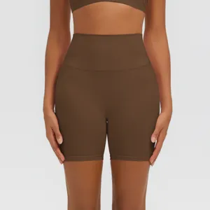 Primo piano dettaglio di pantaloncini da yoga fitness da donna a vita alta marrone scuro.