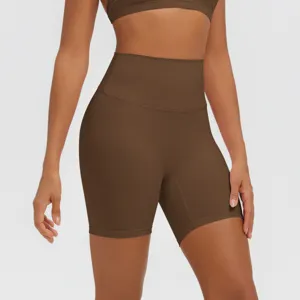 Primo piano pantaloncini da yoga marroni vita alta, dettaglio pantaloni fitness traspiranti.