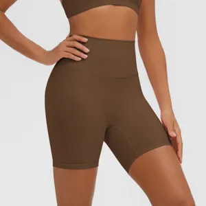 Dettaglio di pantaloncini da yoga marroni a vita alta, con sostegno e vestibilità.