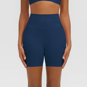 Primo piano di pantaloncini da yoga blu scuro a vita alta, che mostrano una vestibilità sportiva.