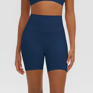Vista dettagliata di pantaloncini da yoga sportivi a vita alta in blu scuro, elastici.