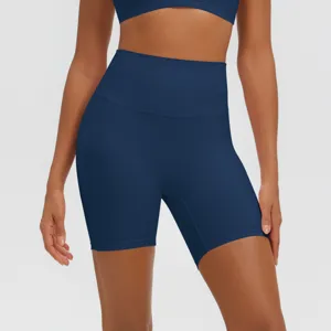Primo piano dettaglio di pantaloncini yoga a vita alta blu scuro, sportivi elastici.