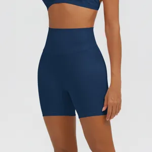 Primo piano di pantaloncini fitness senza cuciture a vita alta blu scuro, traspiranti.