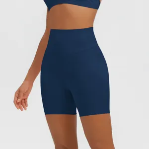 Dettaglio pantaloncini yoga fitness vita alta, pantaloncini sportivi traspiranti per donna.