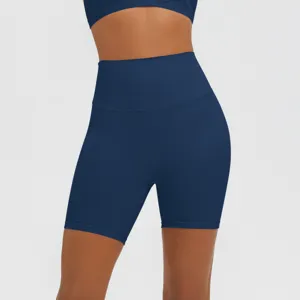 Dettaglio pantaloncini yoga vita alta, shorts sportivi fitness senza cuciture donna.