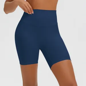 Pantaloncini da yoga blu navy in dettaglio, pantaloncini fitness traspiranti per donne.