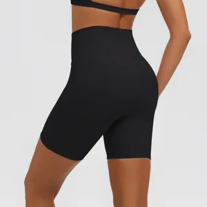 Dettaglio dei pantaloncini da yoga fitness neri da donna a vita alta con effetto nudo.