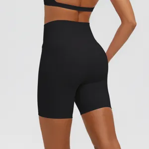 Vista dettagliata posteriore di pantaloncini yoga neri da donna a vita alta con effetto modellante.
